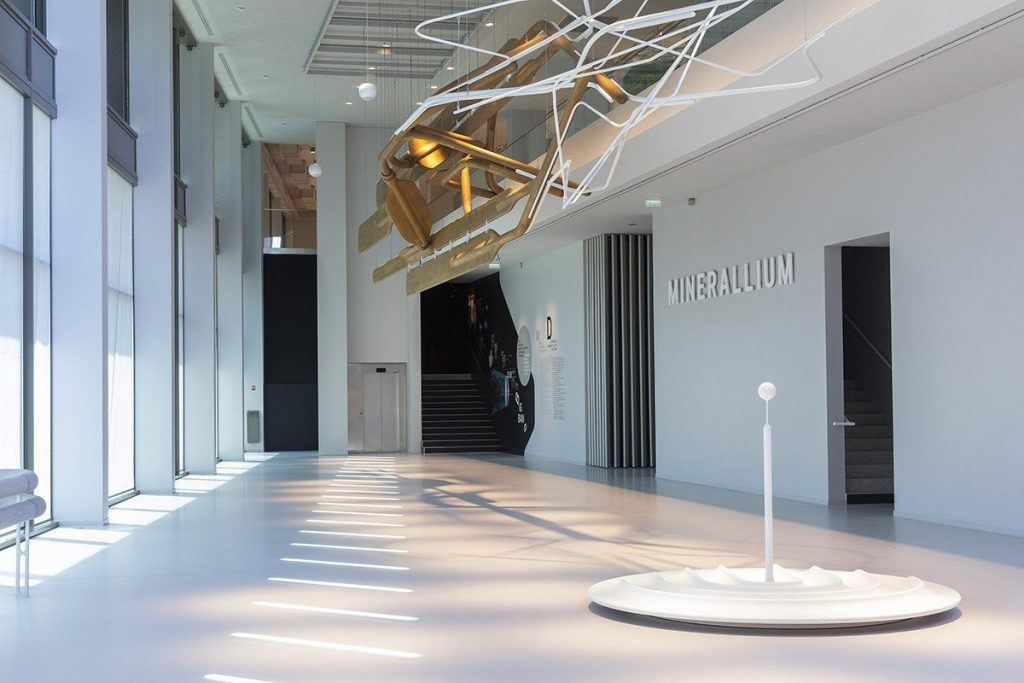 Hall du Fonds de Dotation Roullier : vue sur l'immense sculpture et entrée du Minerallium